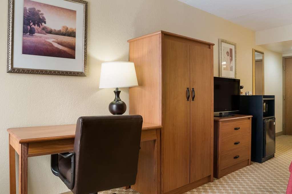 Quality Inn & Suites Saginaw Szoba fotó