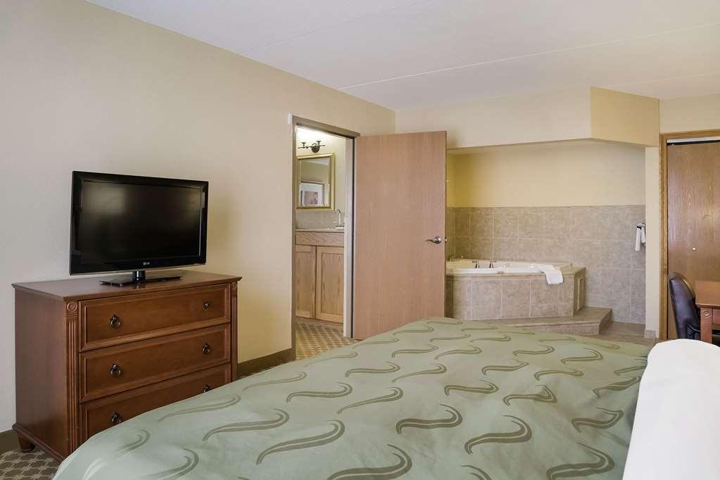 Quality Inn & Suites Saginaw Szoba fotó