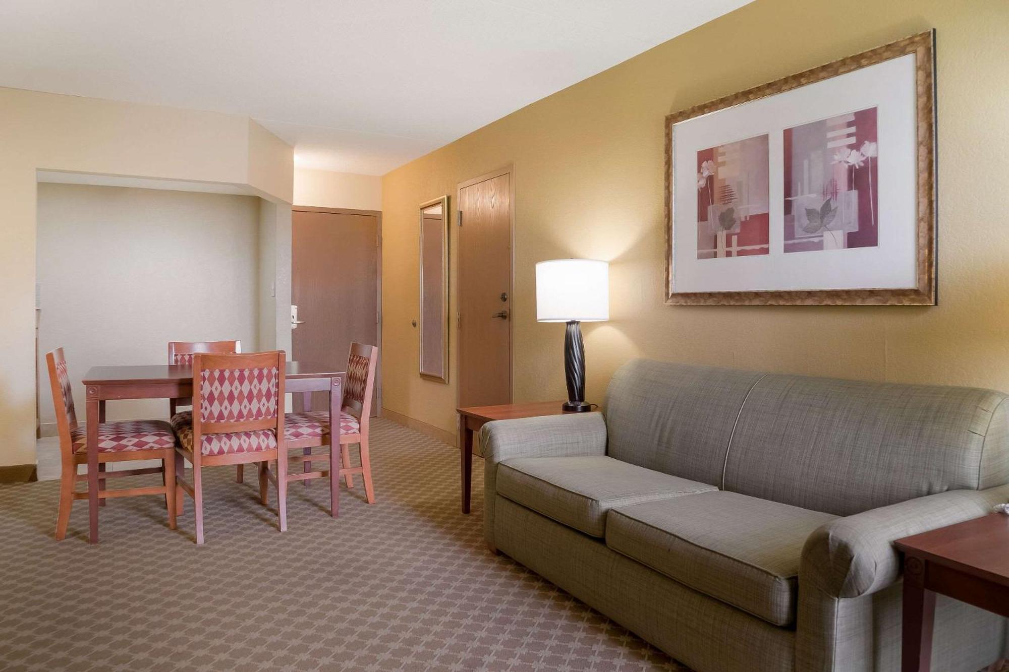 Quality Inn & Suites Saginaw Kültér fotó