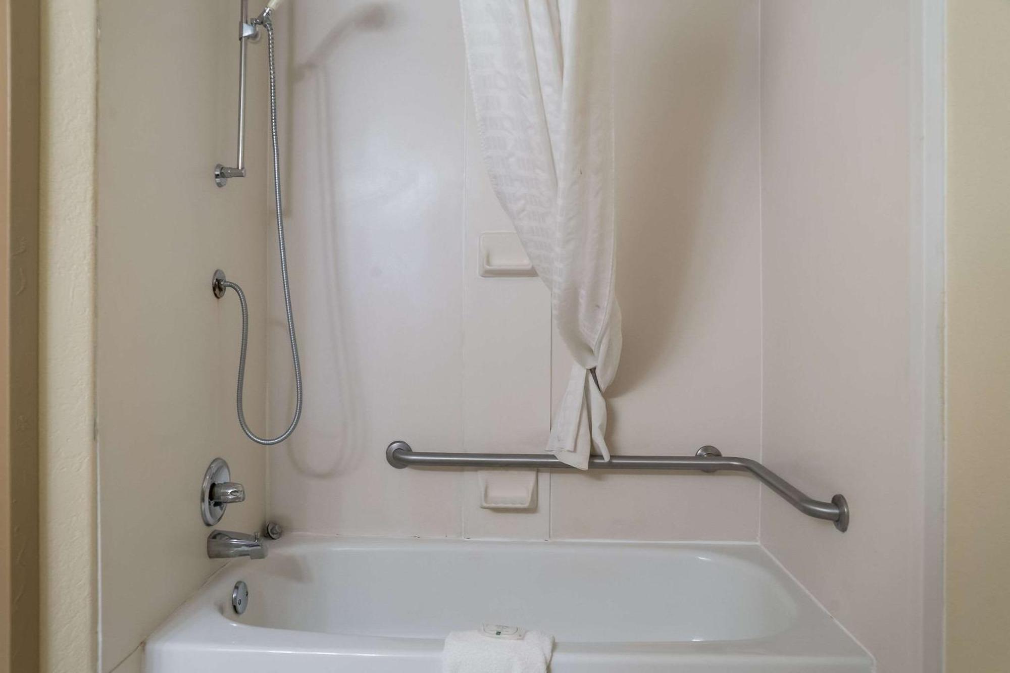Quality Inn & Suites Saginaw Kültér fotó