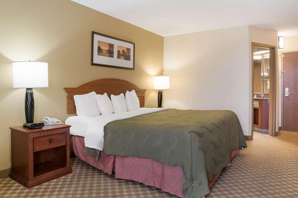 Quality Inn & Suites Saginaw Szoba fotó