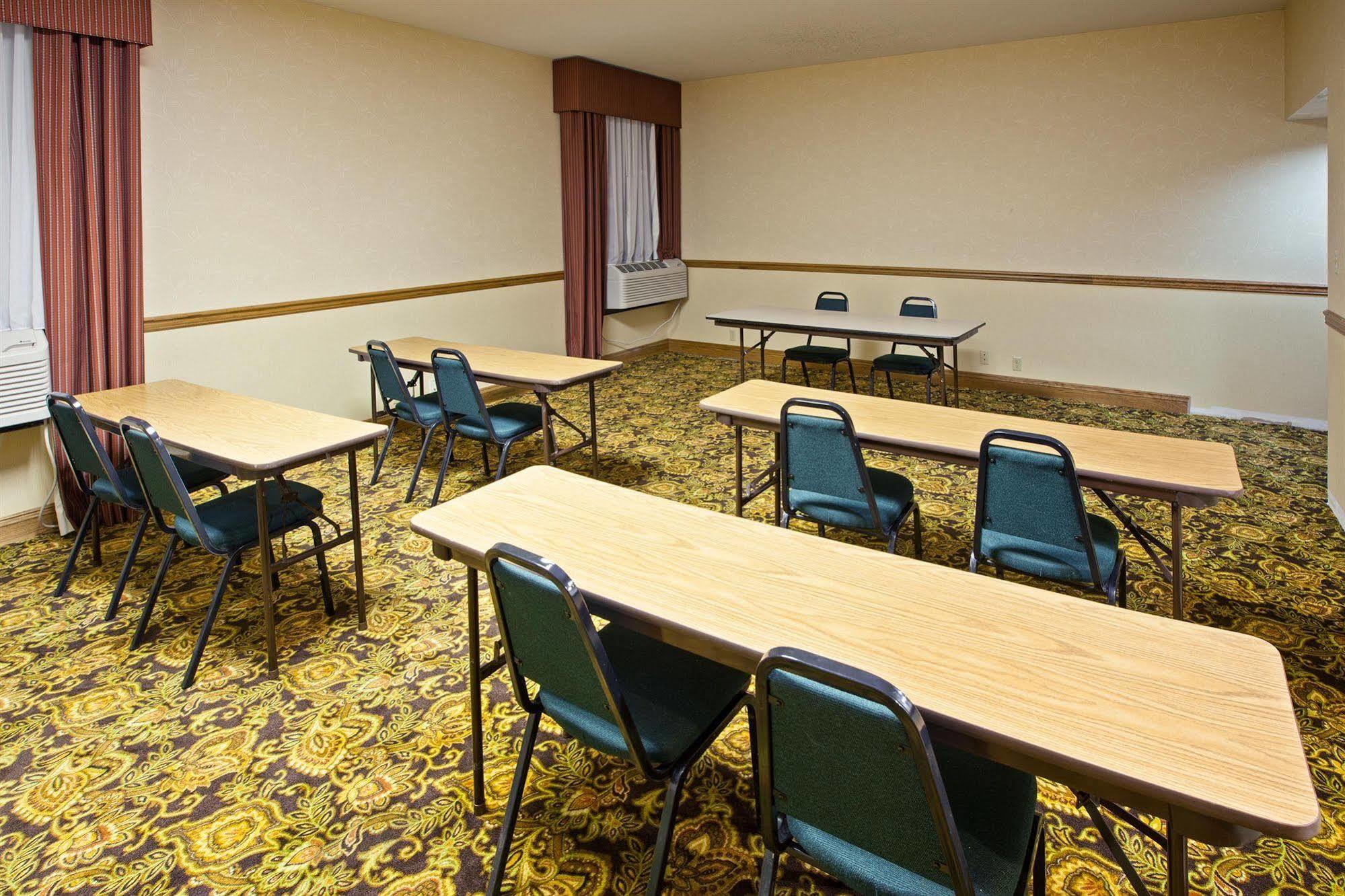 Quality Inn & Suites Saginaw Üzleti fotó